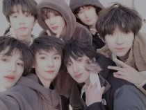 一男子和一女子拔萝卜